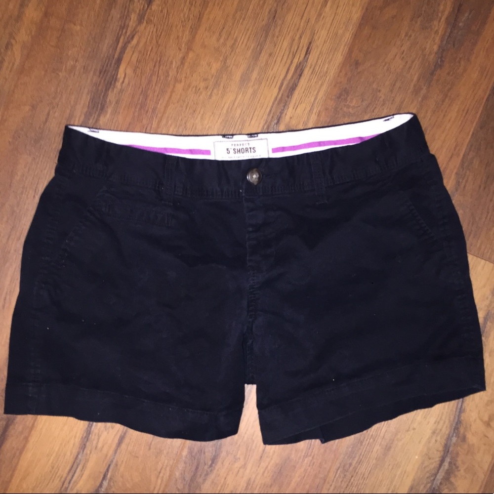 Old Navy 5” khaki shorts 🌿